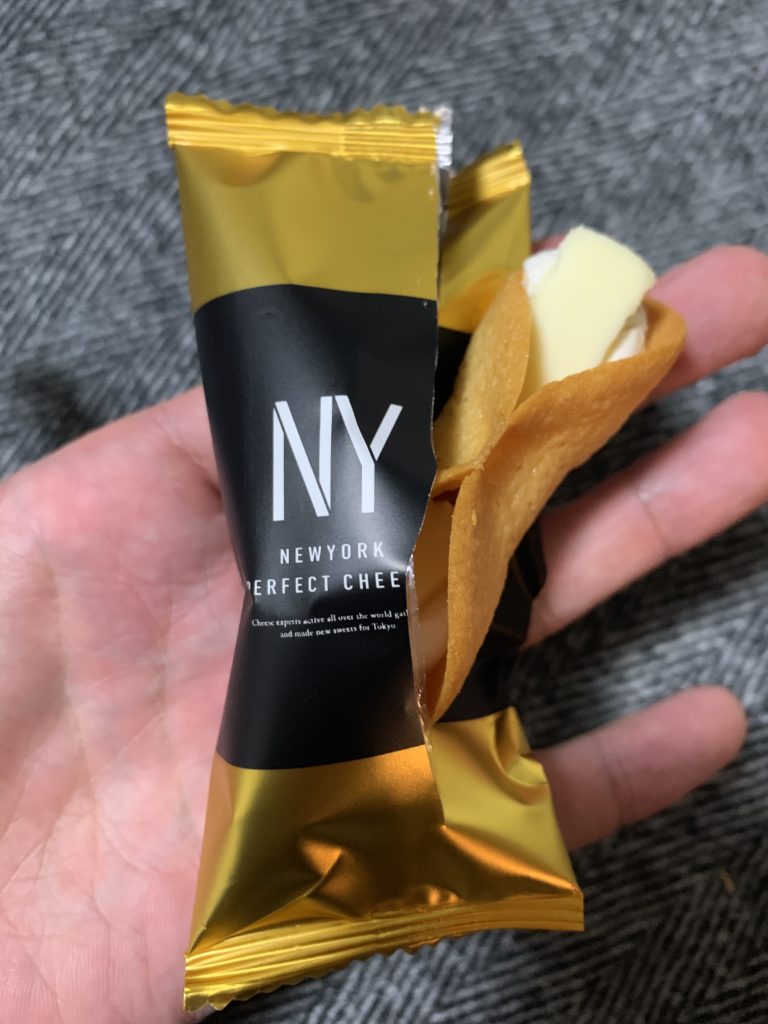NYパーフェクトチーズは手のひらサイズの小さなお菓子です。