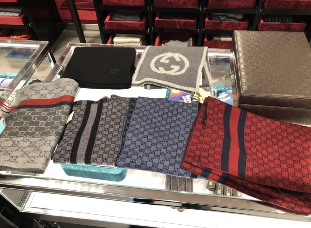 メンズのマフラーは120～150ユーロ（日本円 約15000～19000円）と激安です。