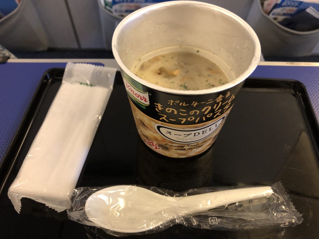 アンカレッジ国際空港にて待機中にきのこのクリームスープを頂きました。