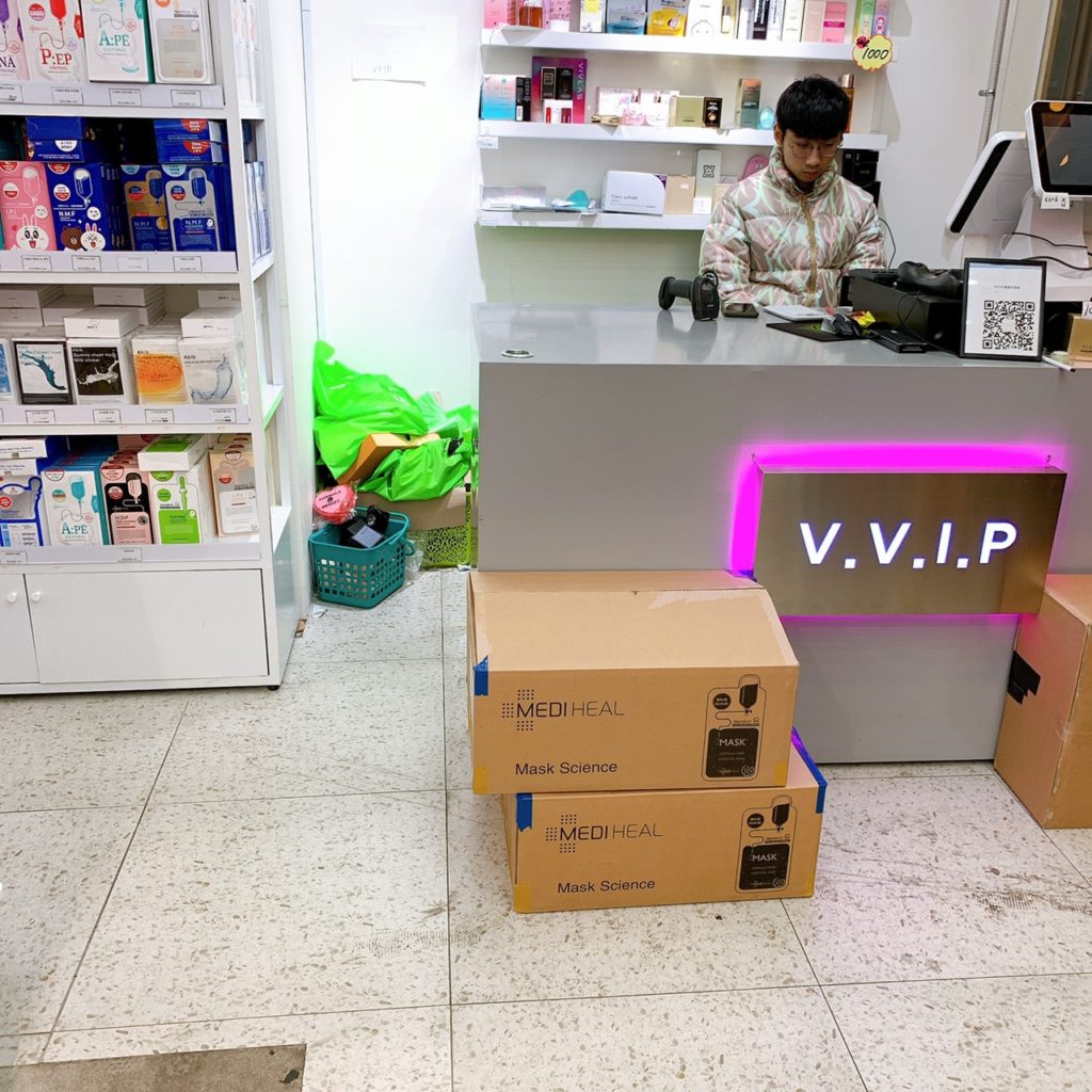 2019年夏に新規OPENしたコスメショップ''V.V.I.P''の店舗内部の様子。店員が寝ている？？
