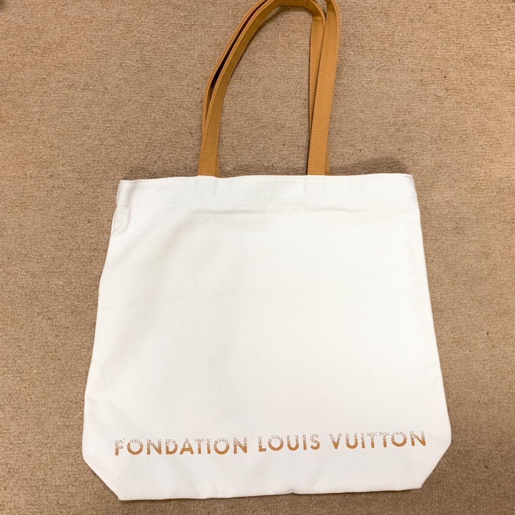 ルイ・ヴィトン美術館ストア限定のホワイトキャンバストートバック