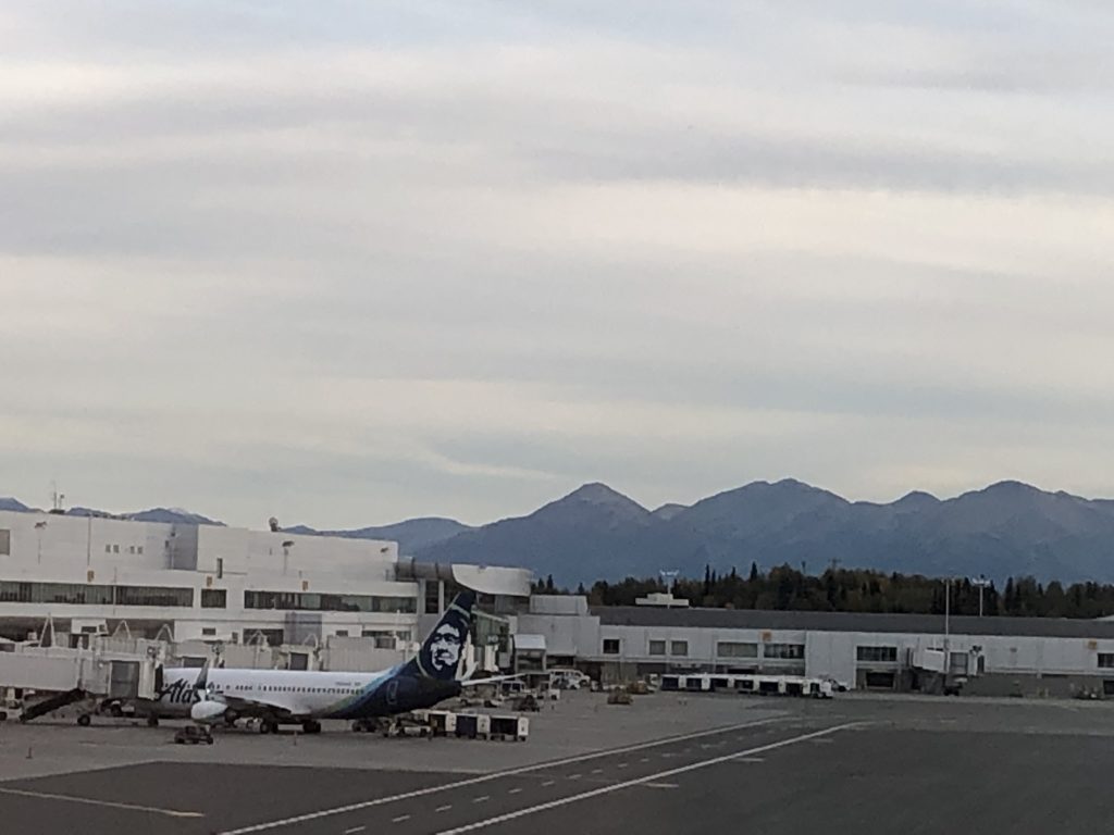 アラスカ航空とアラスカの山々