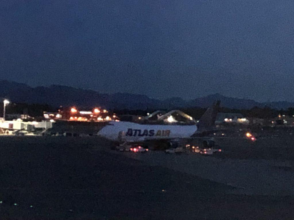 再出発時のアンカレッジ国際空港の様子。外は真っ暗です。