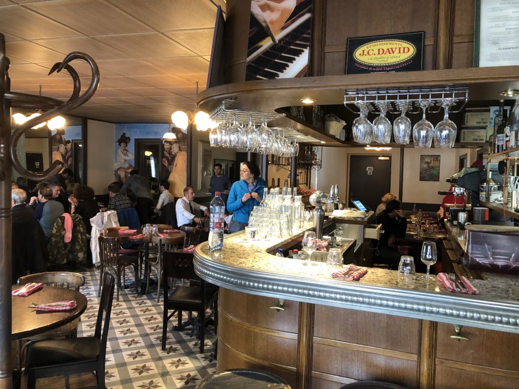 CHEZ CASIMIRの店内はお昼時になると現地の方で満席になります。