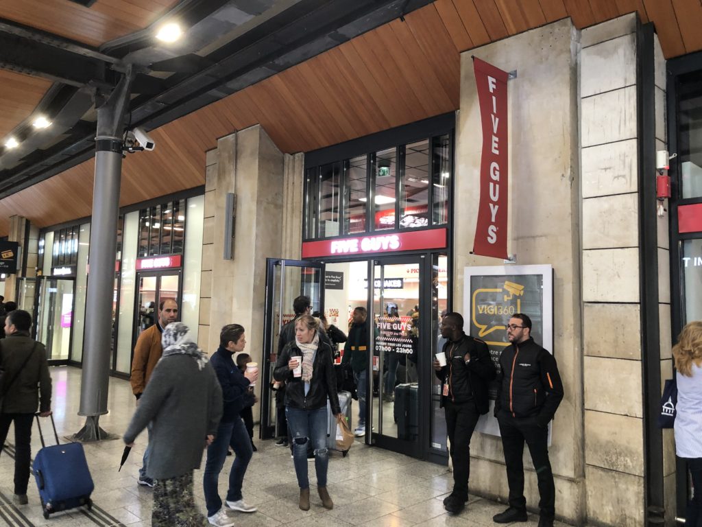 パリ北駅構内にあるFIVE GUYS