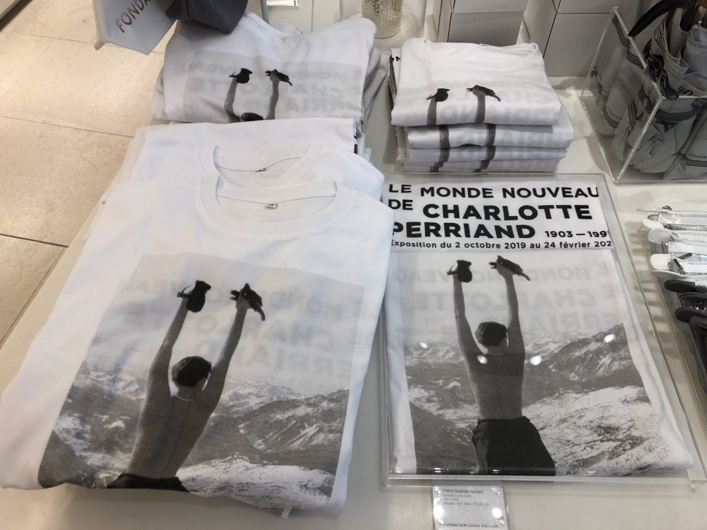 ルイ・ヴィトン美術館限定のポーチ内部のグラフィックTシャツ
