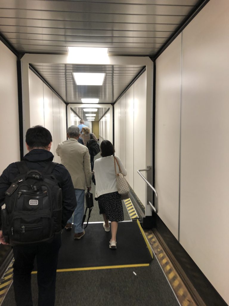 NH173 アンカレッジ国際空港で緊急着陸し、一旦機内の外へ出ます。