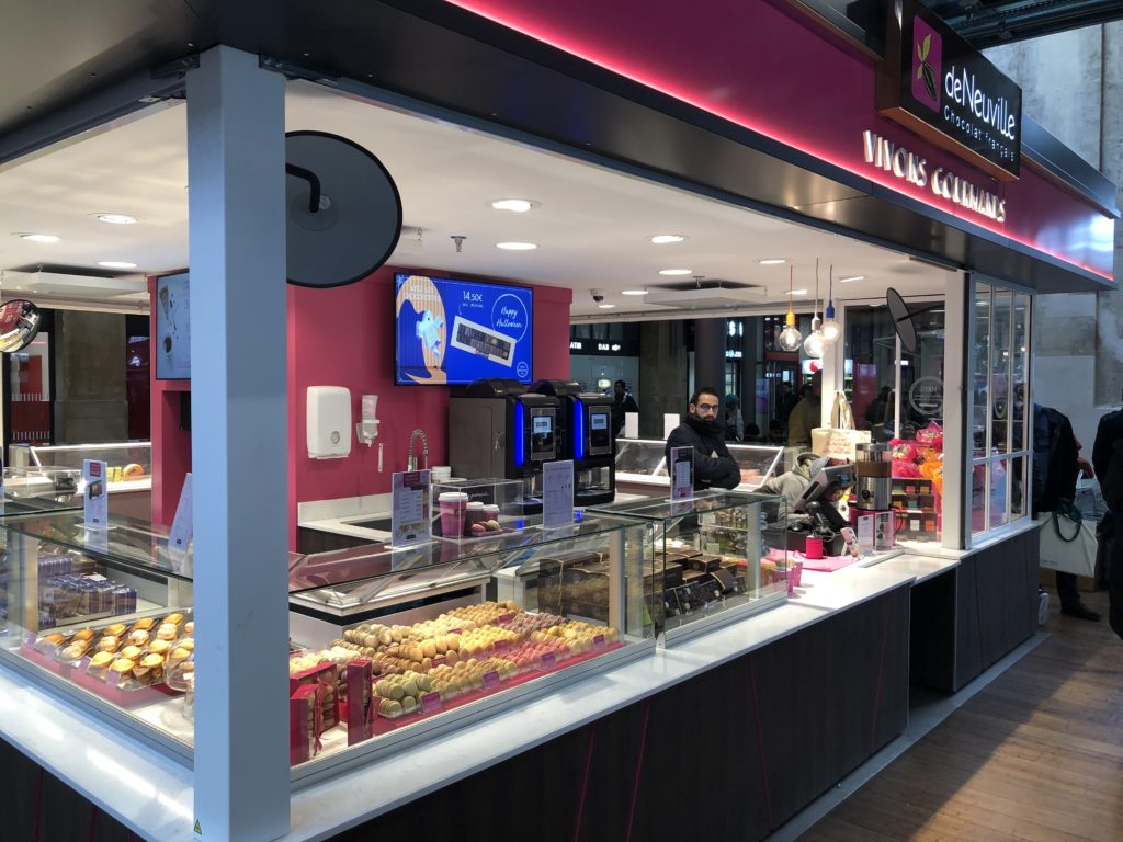 フランスらしくパリ北駅構内ではマカロンも買うことができます。