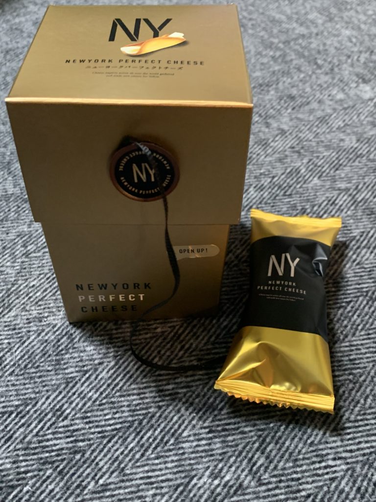 NYパーフェクトチーズのパッケージは非常にスタイリッシュでオシャレなデザインです。