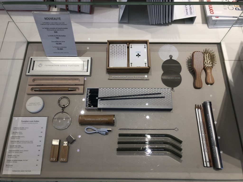 ルイ・ヴィトン美術館限定のストアには様々な商品が販売されています。