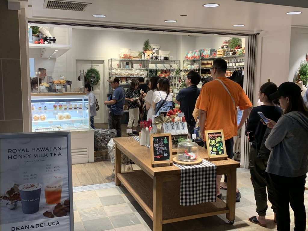 ディーン＆デルーカ　ロイヤルハワイアンセンター店で限定トートバックの購入を待つ人たち