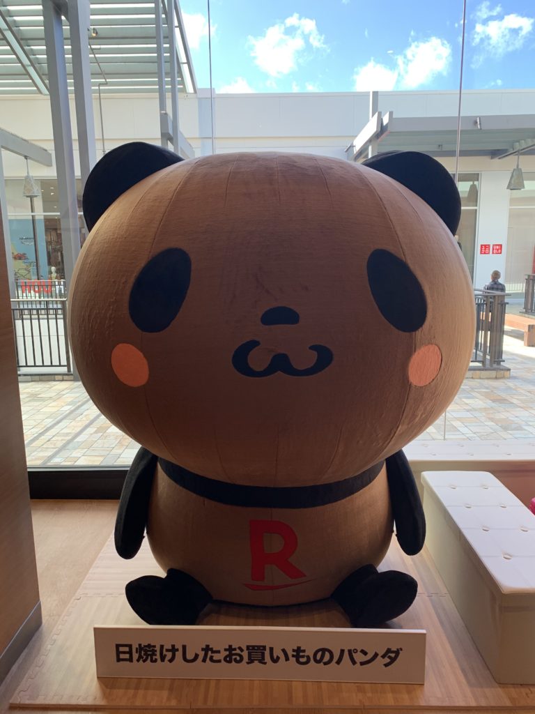 楽天カード アラモアナラウンジの入口付近にある日焼けしたお買い物パンダ
