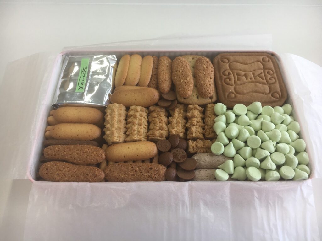 東京　村上開新堂　クッキー缶の中身はぎっしり
